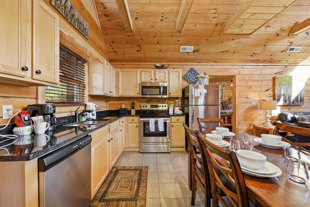 Spacious Smokies Cabin - Hot Tub With Mountain Views Gatlinburg Exterior foto